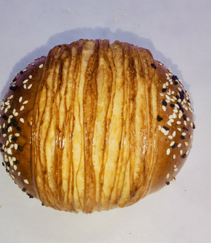 Bun saturn with Black and white sesame 70gr  