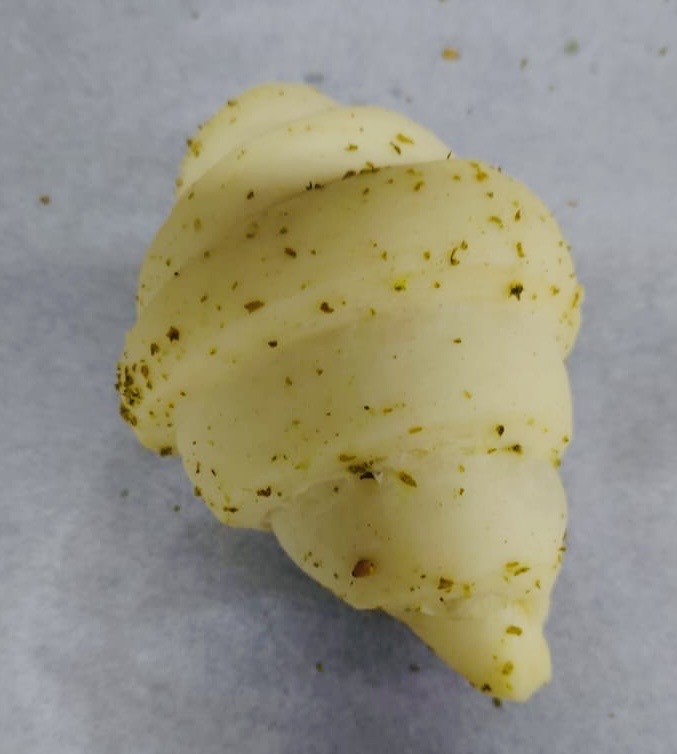 Croissant with more Zaatar raw pre proofed 90gr 