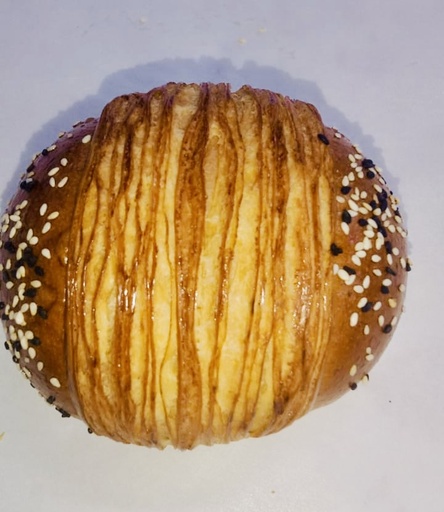 Bun saturn with Black and white sesame 90gr
